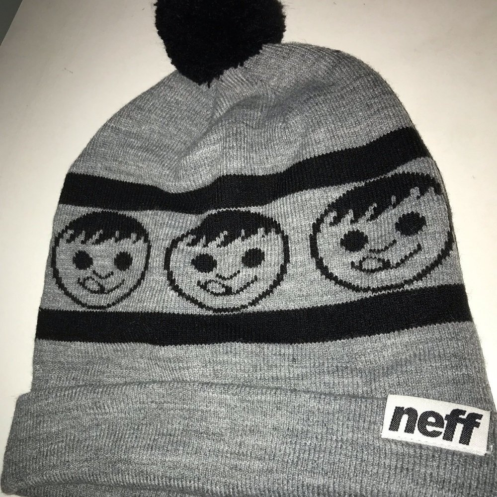 Pom Pom Neff Beanie